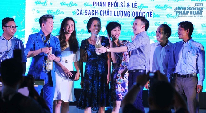 Dương Triệu Vũ nổ sâm banh mừng “Vua biển” Đàm Vĩnh Hưng